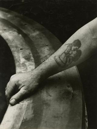 Tatuaggio sul braccio di un operaio