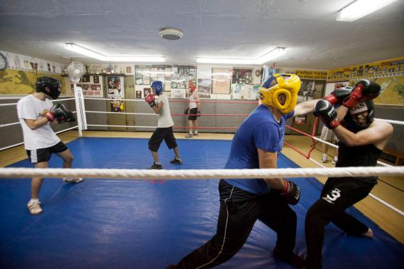 allenamento tra quattro persone su un ring di boxe