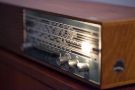 una vecchia radio.