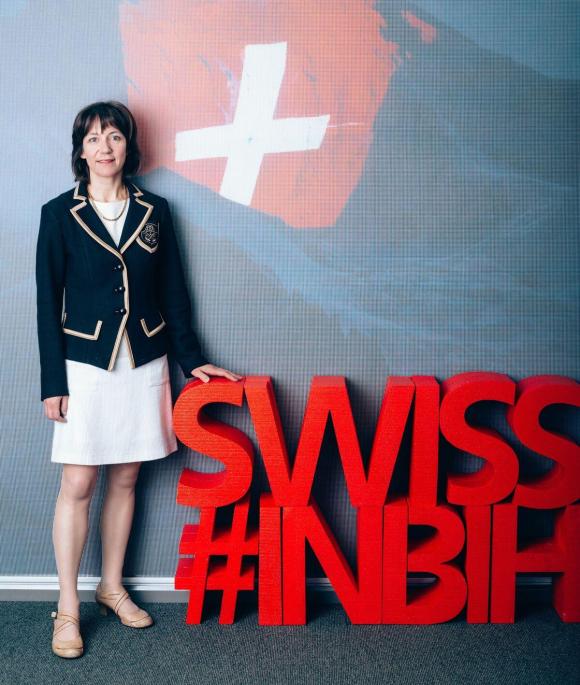 Andrea Rauber Saxer posa davanti alla bandiera svizzera
