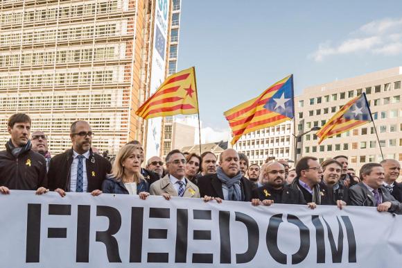 200 sindaci indipendentisti catalani hanno manifestato oggi a Bruxelles solidarizzando con l ex presidente Puigdemont