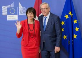 Doris Leuthard e Jean-Claude Juncker sorridenti in una conferenza stampa a Bruxelles.