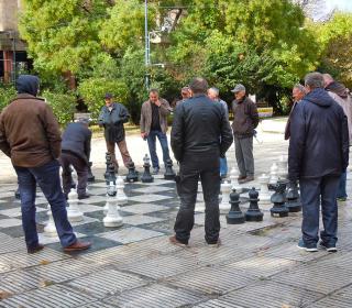 Uomini che giocano a scacchi nella strada a Sarajevo