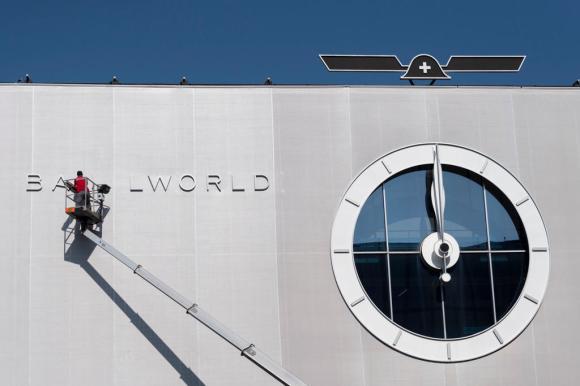 Immagine della facciata dell edificio che ha ospitato l edizione 2017 di Baselworld, col logo e l orologio.