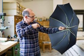 L ombrellaio, un mestiere che sta scomparendo in Svizzera. Resiste una fabbrica a conduzione famigliare a Uznach