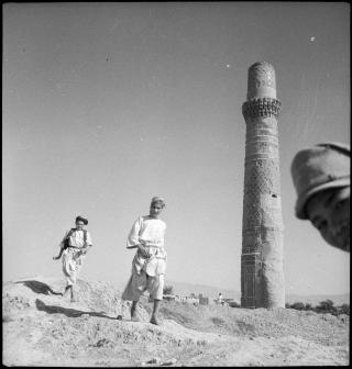 Tre giovani davanti a un minareto.