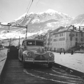 Ford auf dem Autoverlad in Airolo