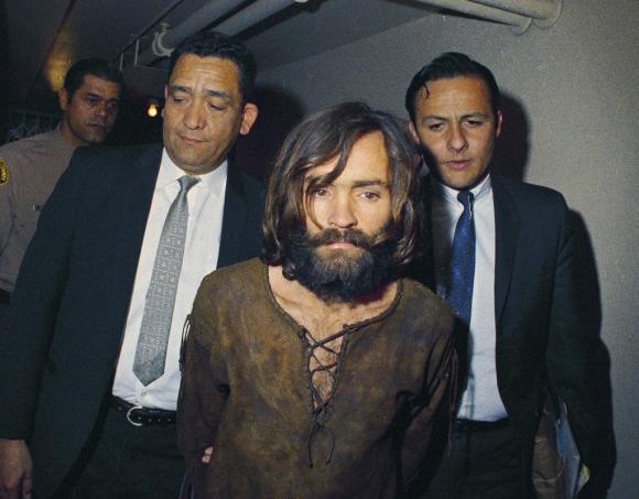 Charles Manson nel 1969 al momento dell arresto per essere il mandante della strage di Bel Air