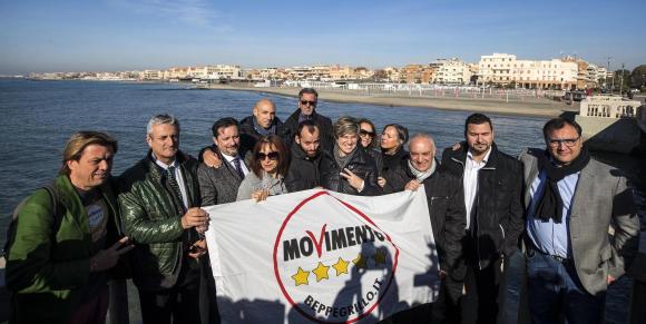 Giuliana Di Pillo con alcuni consiglieri del Movimento 5 Stelle è stata eletta presidente del X Municipio romano di Ostia