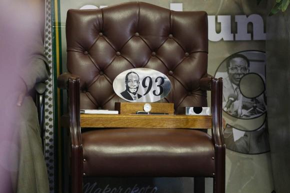 Immagine di una sedia vuota con uno dei regali ricevuti da Mugabe per il suo 93esimo compleanno