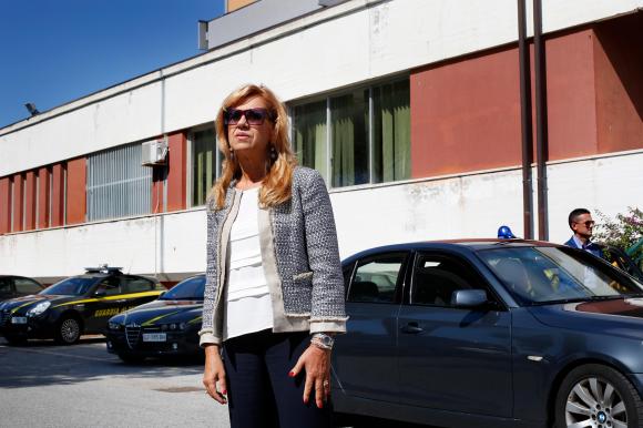 La procuratrice Marisa Manzini davanti alla sede della Guardia di finanza di Lamezia Terme.