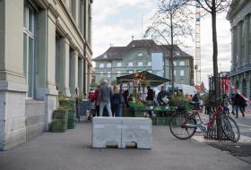 Blocco di cemento posto a protezione delle bancarelle su un marciapiede a Berna.