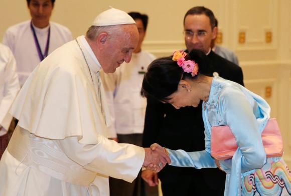 Breve colloquio tra Papa Francesco e Aung San Suu Kyi
