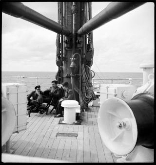 Drei sitzende Männer auf dem Schiff über den Nordatlantik