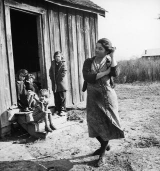 Eine Frau mit ihren vier Kindern vor dem Haus in Lumberton, North Carolina
