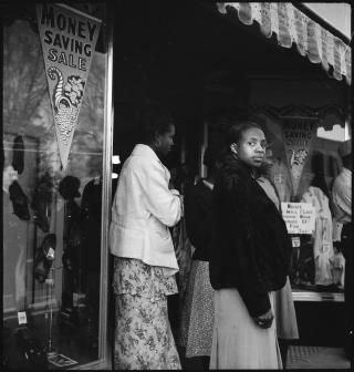 Frauen vor einem Laden in Tuskegee