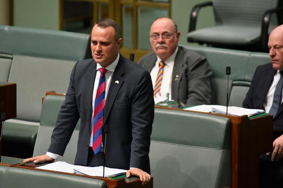 Tim Wilson macht im australischen Parlament seinem Lebenspartner einen Heiratsantrag.