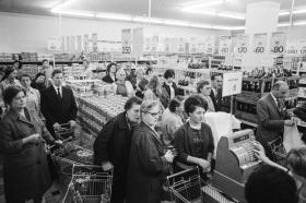 gente nel supermercato nel 1967
