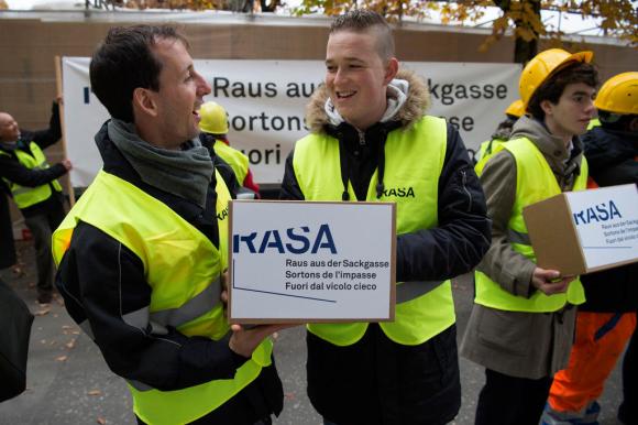 promotori dell iniziativa rasa consegnano le firme alla cancelleria federale a Berna