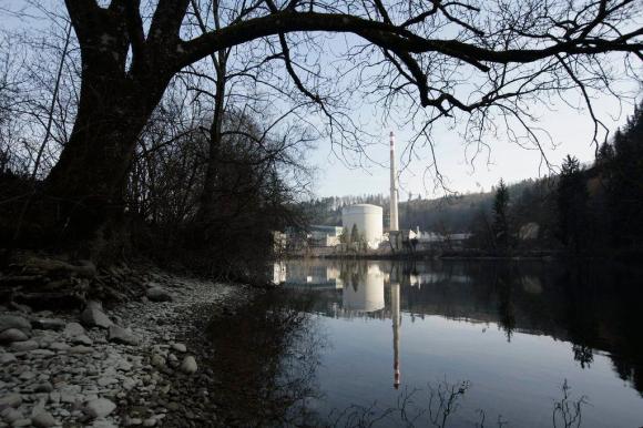 Vista sul fiume Aare e sullo sfondo la centrale nucleare di Mühleberg.