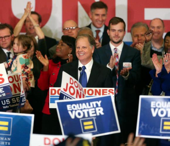 Il democratico Doug Jones ritratto dopo essere stato eletto senatore USA in Alabama.