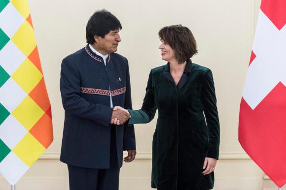 Evo Morales e Doris Leuthard si stringono la mano.