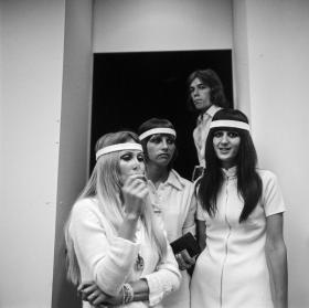 tre donne e un uomo in posa negli anni sessanta