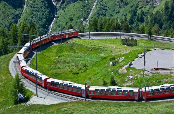 treno della ferrovia retica lungo le pendici del passo del bernina