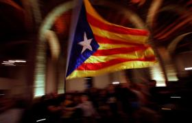 Immagine di una bandiera catalana sventolata dopo il risultato delle elezioni