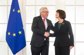 Jean-Claude Juncker e Doris Leuthard si stringono la mano