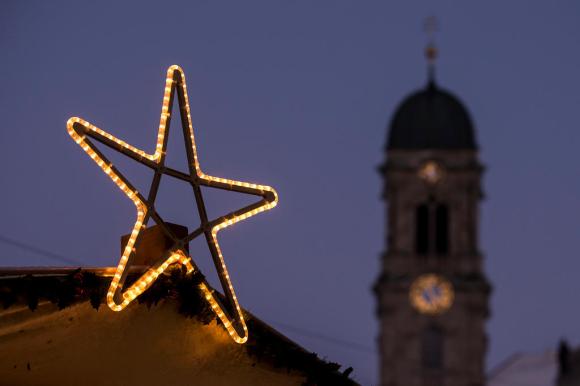 decorazione natalizia con sullo sfondo il campanile dell abbazia di Einsiedeln