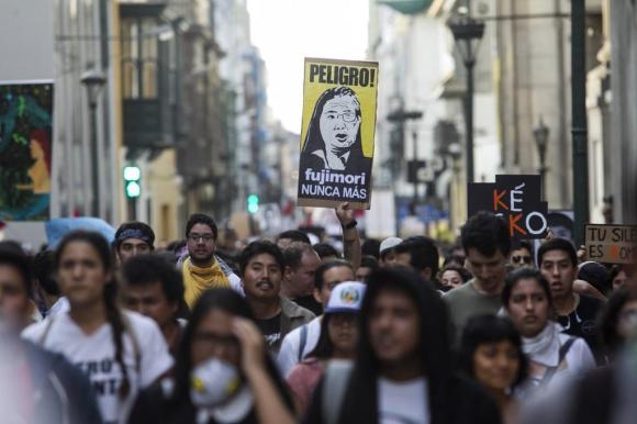 Migliaia di persone marciano per protestare contro la grazia concessa all ex presidente Alberto Fujimori.