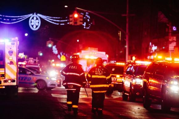 Un immagine dei pompieri al lavoro, dopo l incendio in una palazzina del Bronx.