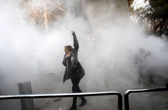 Continuano le proteste antigovernative in Iran. Il bilancio per ora è di 23 morti e 450 arrestati