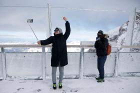 Due turisti asiatici si scattano un selfie sullo Jongfraujoch.