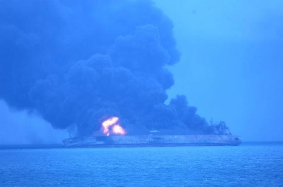 La petroliera Sanchi è a rischio di esplosione al largo della Cina. Verso un nuovo disastro ecologico