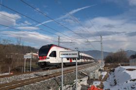 Un convoglio TILO in viaggio da Varese a Mendrisio attraversa il confine di Stato a Stabio.