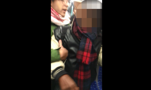 Un homme est sorti du tram par les passagers après une agression homophobe