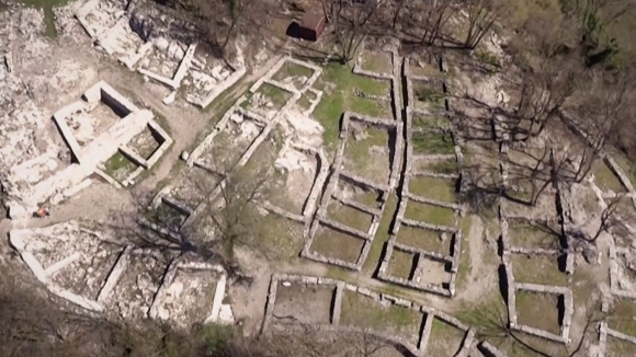 Un immagine aerea del Parco archeologico di Tremona
