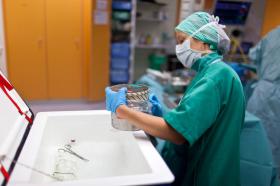 Un infermiera tiene in mano uno speciale contenitore per il trasporto di organi da trapiantare.
