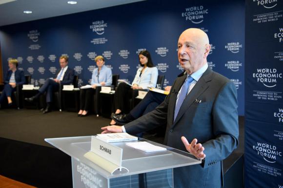 Il fondatore del WEF Klaus Schwab alla conferenza stampa di Ginevra