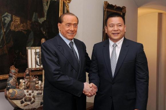 Non è ancora tutto chiaro cosa sia successo nella cessione del Milan tra Berlusconi e Yonghong Li.