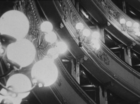 Dettaglio (lampadari e palchi) del Teatro alla Scala di Milano