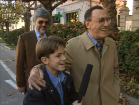 Alberto Sordi passeggia per le strade di Bellinzona con un ragazzino di 10 anni, che lo sta intervistando.