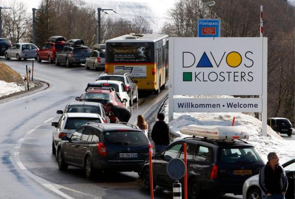 colonna di auto sulla strada verso Davos.