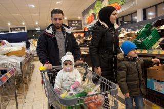 due genitori e due bambini durante gli acquisti in un negozio di alimentari