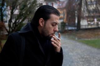 un uomo fuma una sigaretta