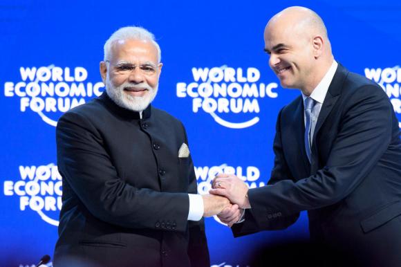 Il presidente svizzero Alain Berset e il premier indiano Narendra Modi (sinistra)
