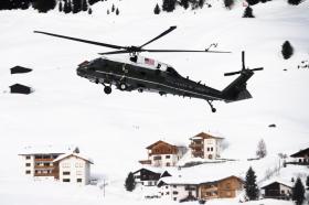 L elicottero presidenziale USA nelle operazioni di atterraggio. Sullo sfondo molta neve, qualche casa e un po di bosco