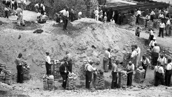 Lavoratori forzati in un campo di concentramento